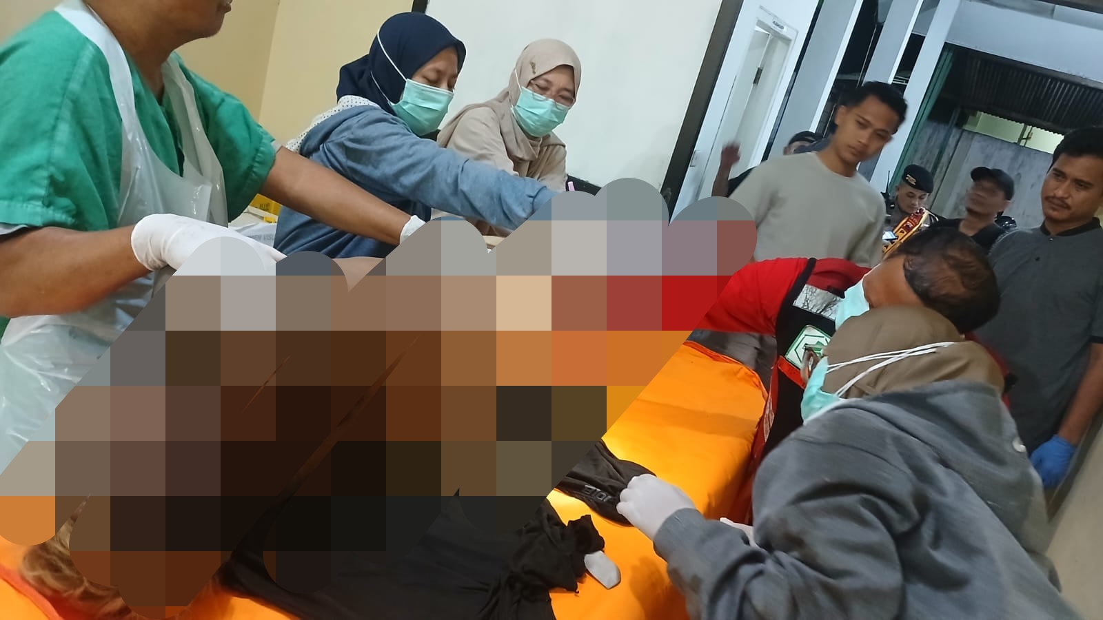 DIPEGANG: Jenazah warga Bojonegoro dibawa ke RSUD RAA Soewondo tadi malam.