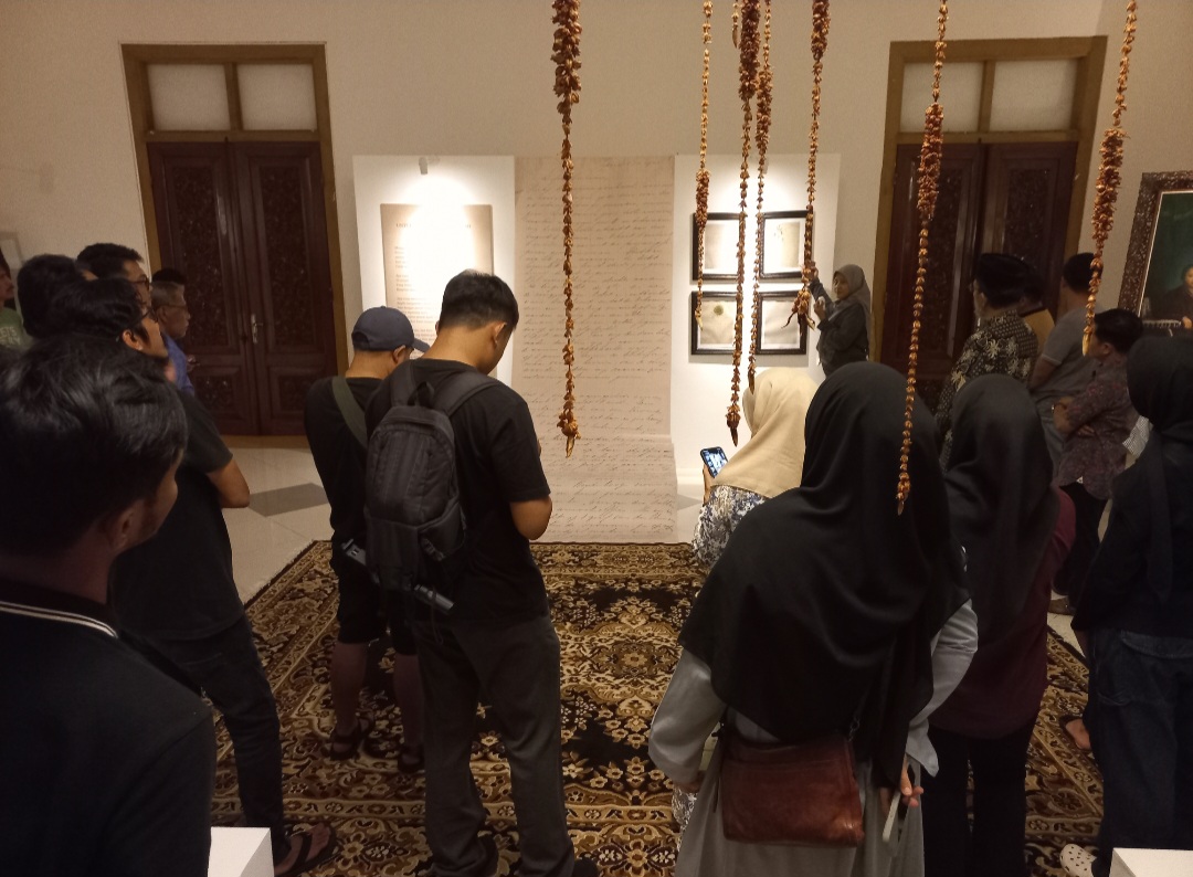 ANTUSIAS: Para pengunjung Museum Kartini tengah menyimak kurator menceritakan kisah RA Kartini belum lama ini.