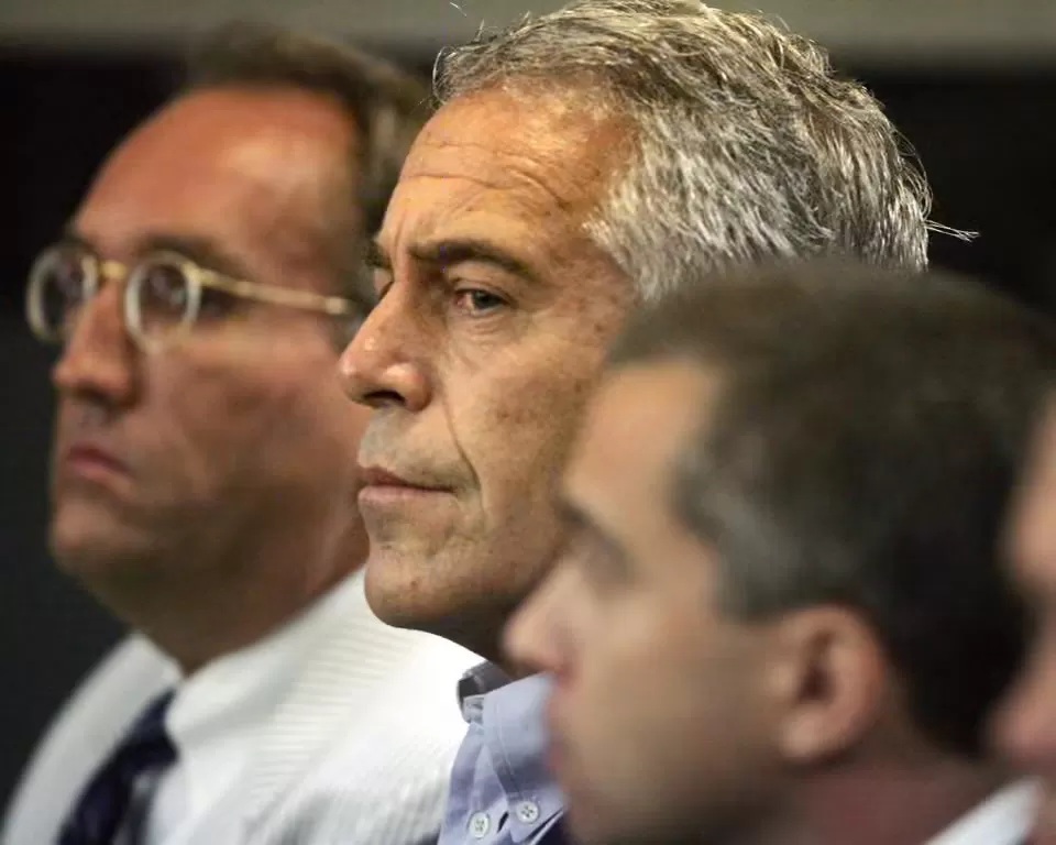 Jeffrey Epstein di pengadilan West Palm Beach, Florida, pada 2008, menunjukkan awal dari skandal yang mengungkap jaringan koneksi elit globalnya 