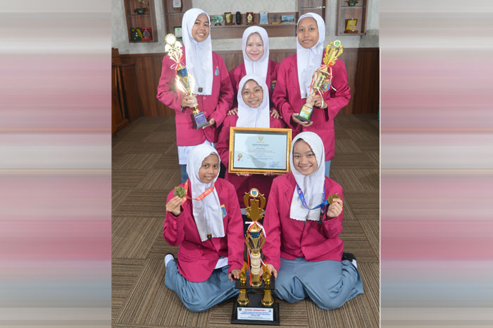 JUARA: Sejumlah siswa berprestasi MA NU Banat yang mendapat penghargaan baru-baru ini
