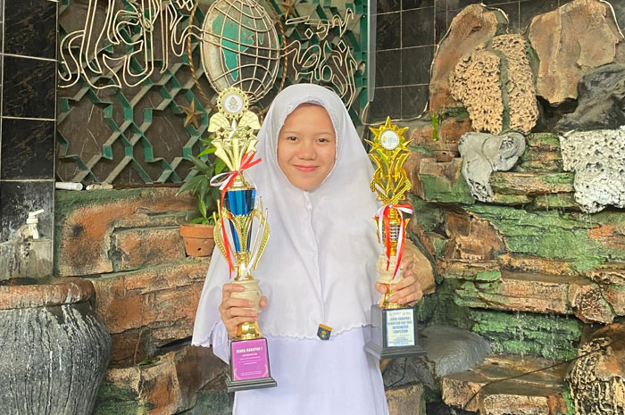 JUARA:Siswi MANU Banat Iin Rahma meraih sejumlah prestasi di bidang Matematika.