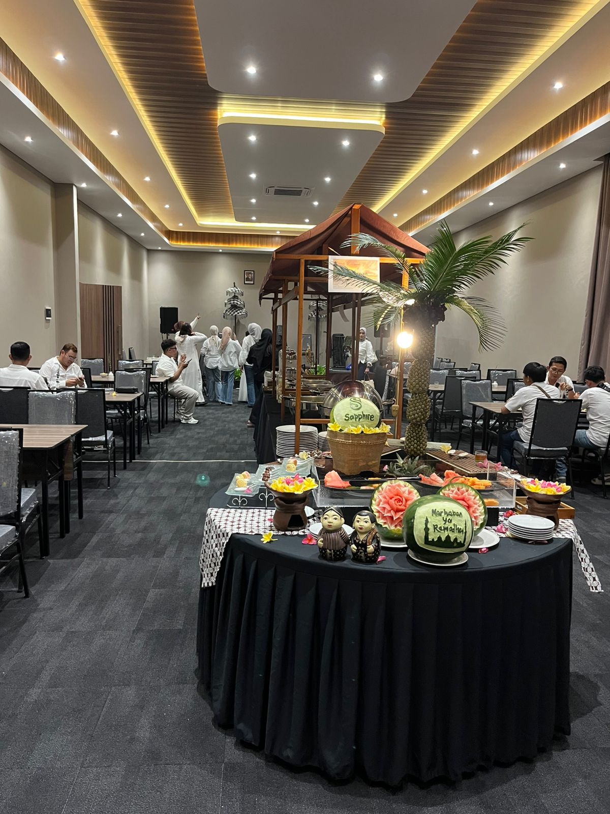 LIVE MUSIC: Suasana Iftar Gathering yang digelar Sapphire Boutique Hotel Kudus di Nusa Dua Room kemarin.