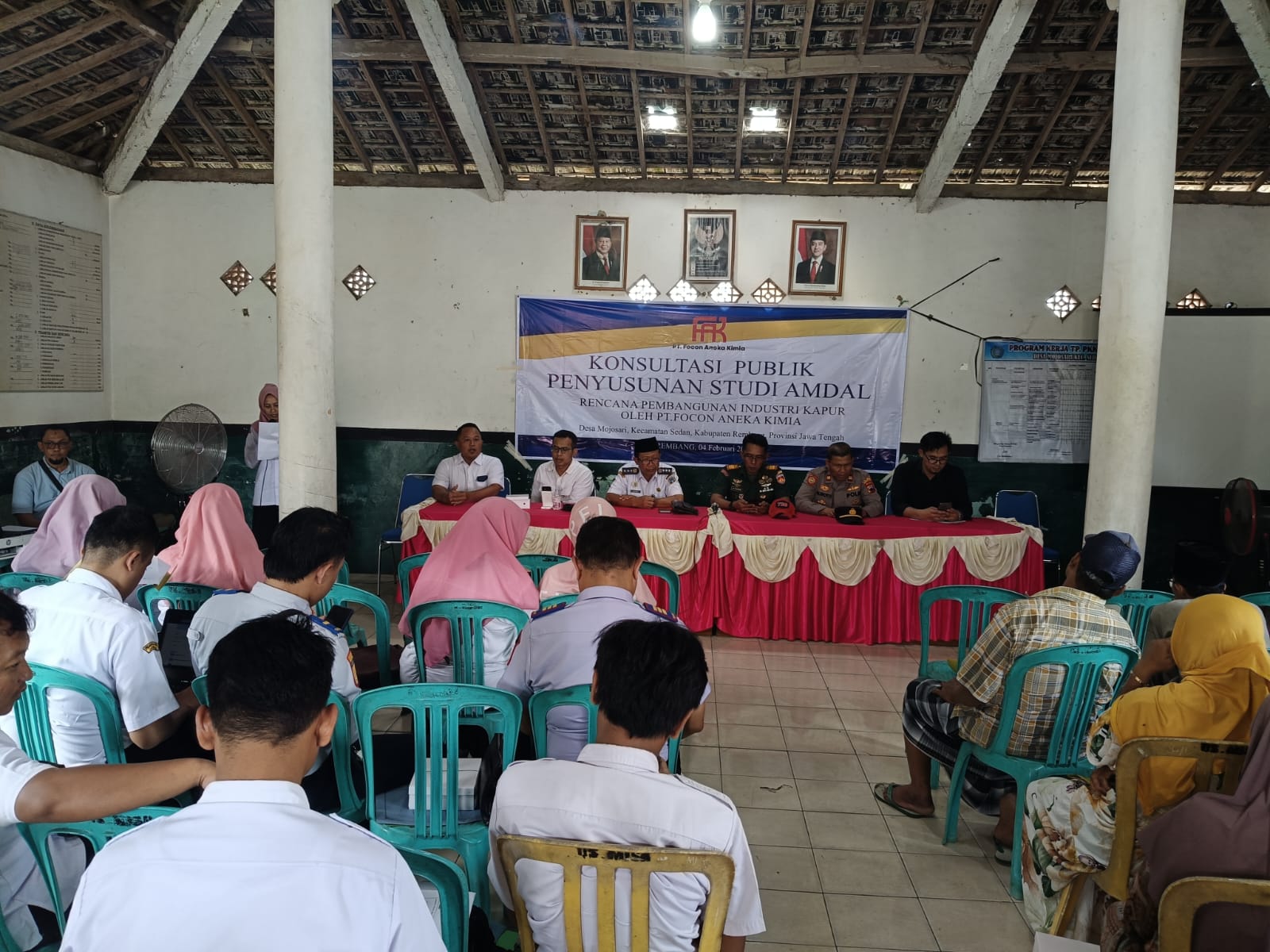 KONSULTASI PUBLIK: Warga Mojosari, Sedan, mengikuti sosialisasi konsultasi publik Amdal PT Focon Aneka Kimia baru-baru ini.