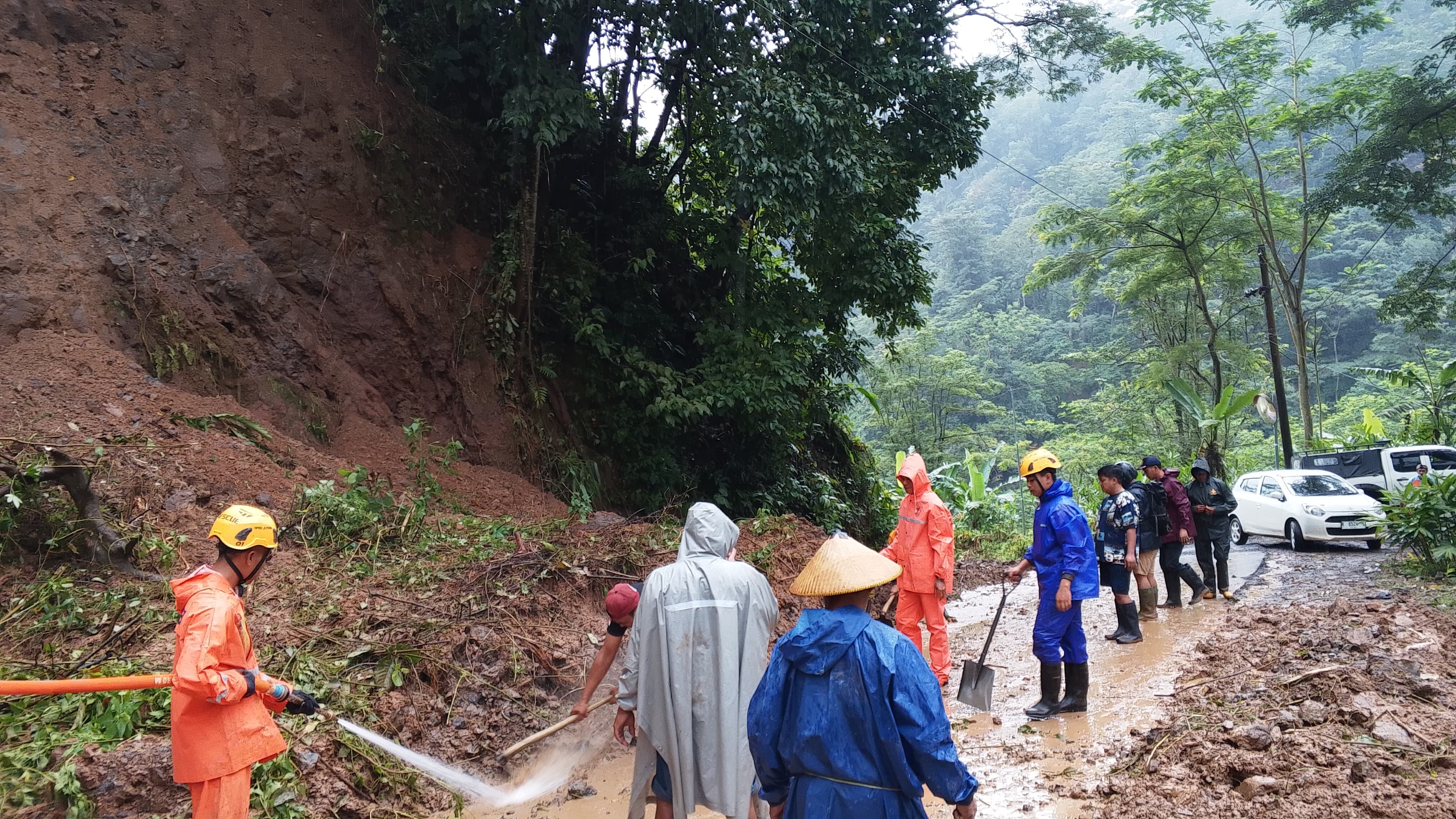 SATSET: Proses pembersihan material longsor di Jalan Damarwulan-Tempur pada Kamis (5/2) pagi.