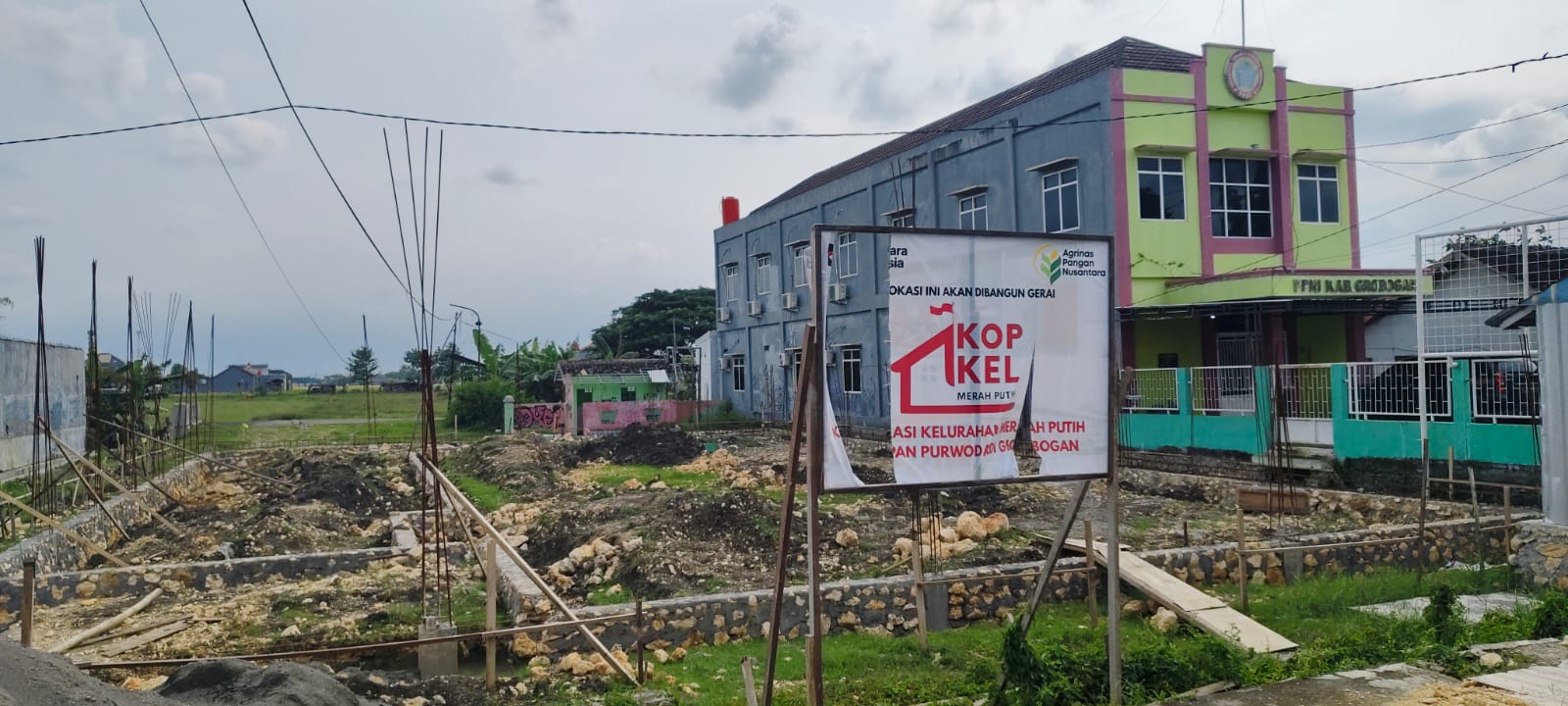 DIHENTIKAN &ndash; Tidak ada pekerja di tempat pembangunan Koperasi Merah Putih di Kelurahan Kuripan, Kecamatan Purwodadi dihentikan sementara karena lokasinya menutupi jalan stadion Sepak Bola