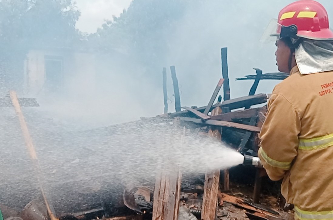 PADAMKAN API &ndash; Petugas Pemadam Kebakaran Satpol PP Grobogan memadamkan api di rumah warga di Desa Boloh, Kecamatan Toroh, Kamis (5/2).