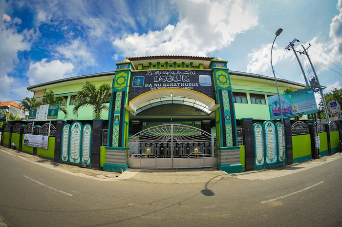 LAHIRKAN GENERASI BERKARAKTER: Gedung MA NU Banat Jalan KHM Arwani, Krandon, Kota Kudus.