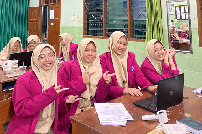 PELATIHAN: Siswa mengikuti kegiatan latihan dasar jurnalistik.