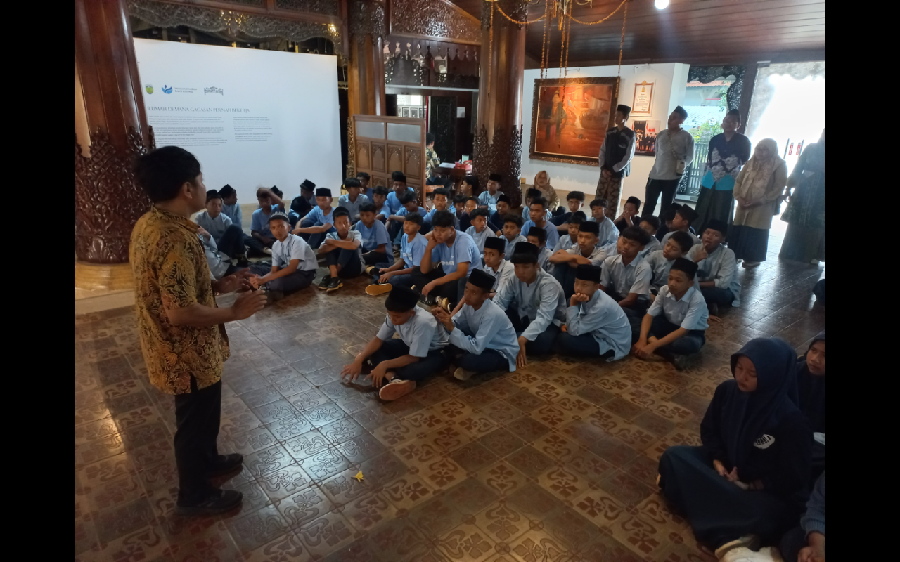 RAMAI: Pelajar mendengarkan penjelaskan petugas Museum Kartini belum lama ini.