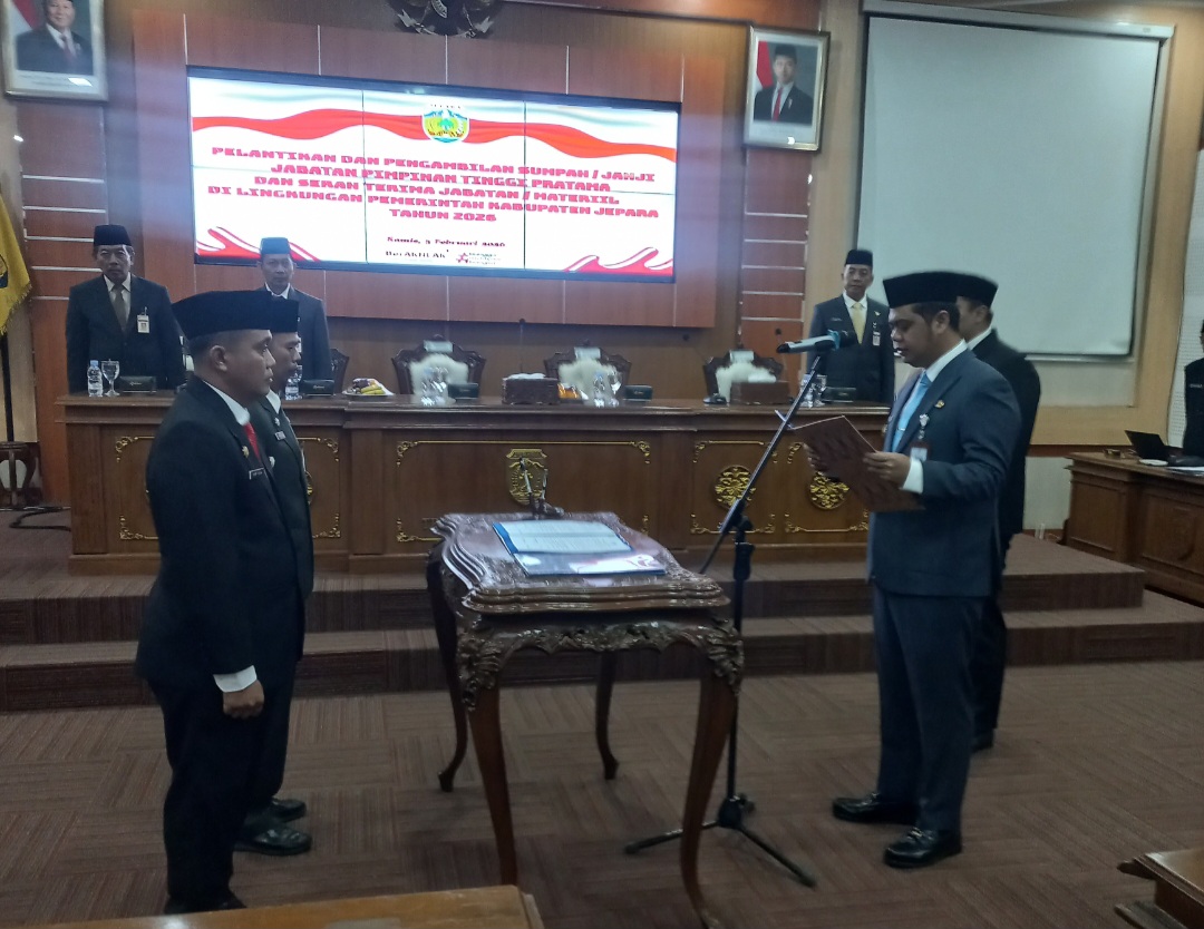 TUNTAS: Bupati Jepara Witiarso Utomo melantik Ferry Yudha sebagai Kepala Disdukcapil serta R. Eko sebagai Kepala BKPSDM Jepara pada Kamis (5/2) pagi.