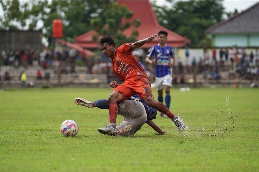 BERJIBAKU: Pemain PSIR Ilham Selano berjibaku mengamankan lini belakang dari serangan pemain Persebi Boyolali kemarin.
