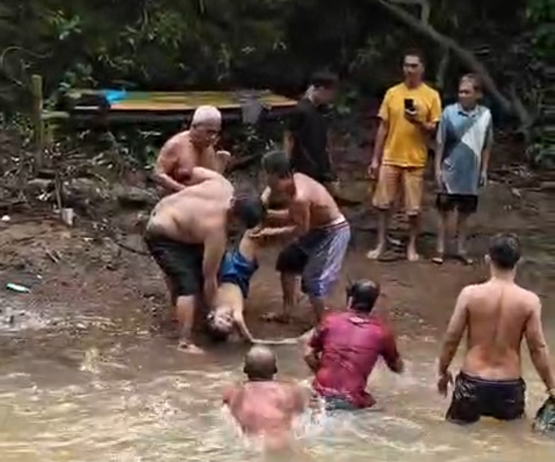 TAK TERTOLONG: Warga berusaha menolong korban yang tenggelam di Kali Senden, Mulyoharjo, Jepara.