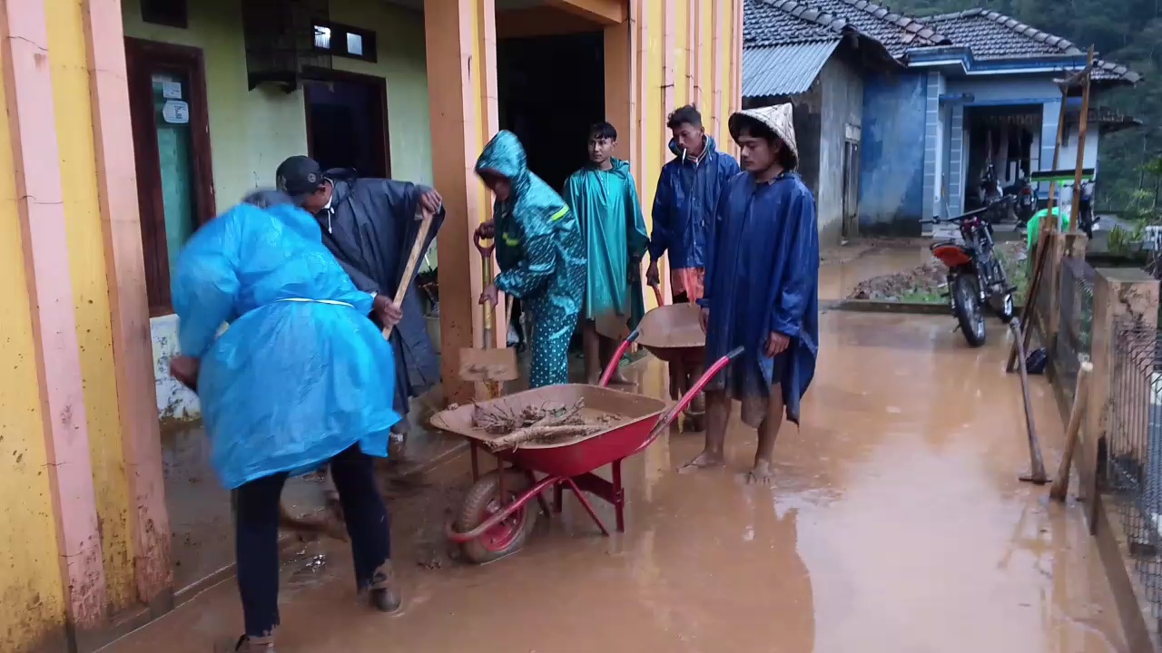 BERLUMPUR: Warga tengah bergotong-royong membantu proses pembersihan longsor di Dukuh Petung Desa Tempur.