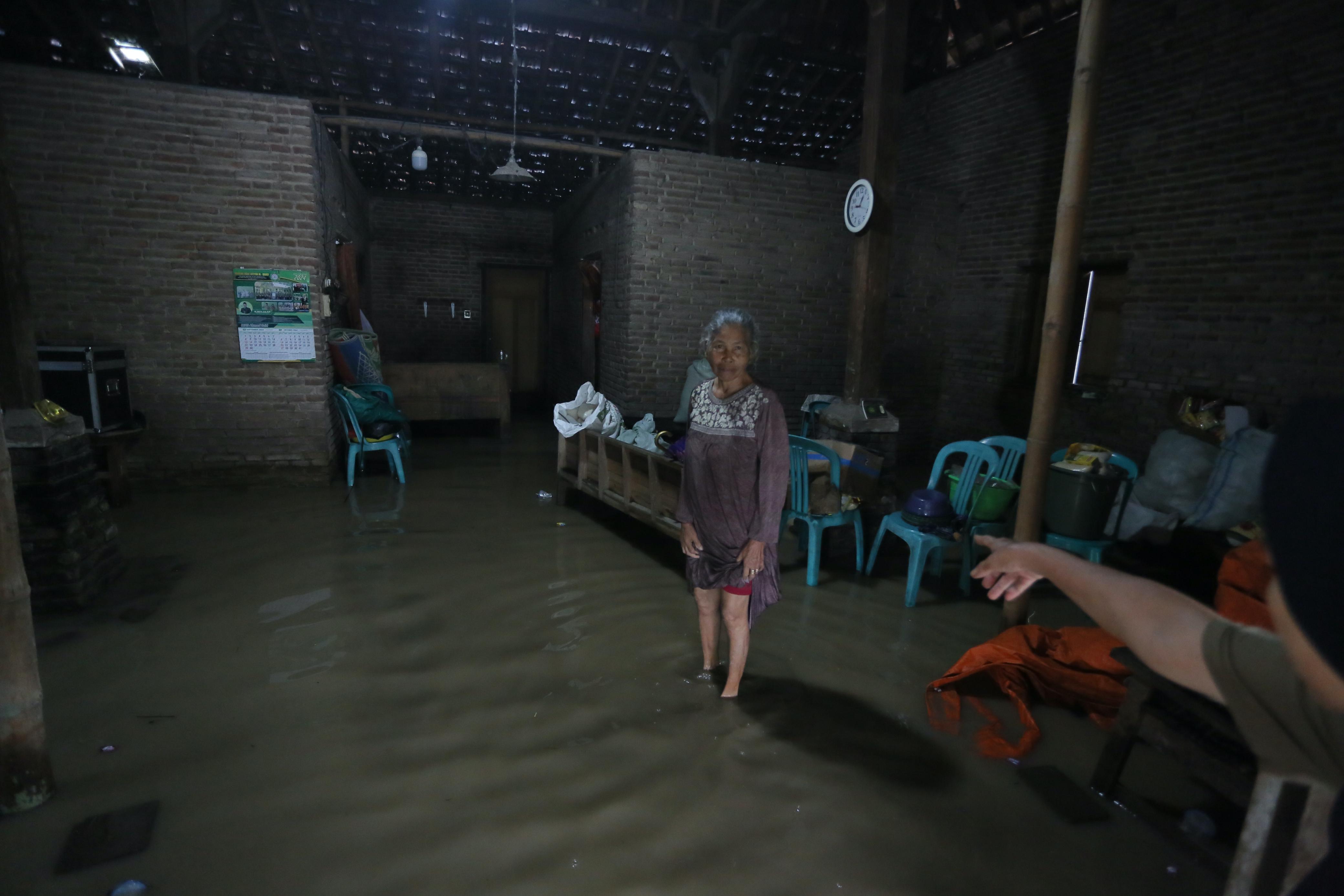 TERDAMPAK: Rumah warga, Kamsi terendam banjir akibat tanggul jebol di Sungai Nglangak.