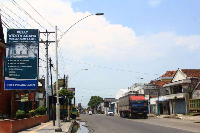 GELAP SAAT MALAM: Kondisi Jalur Pantura Kota Pusaka Lasem dengan deretan tiang lampu, tapi mati.