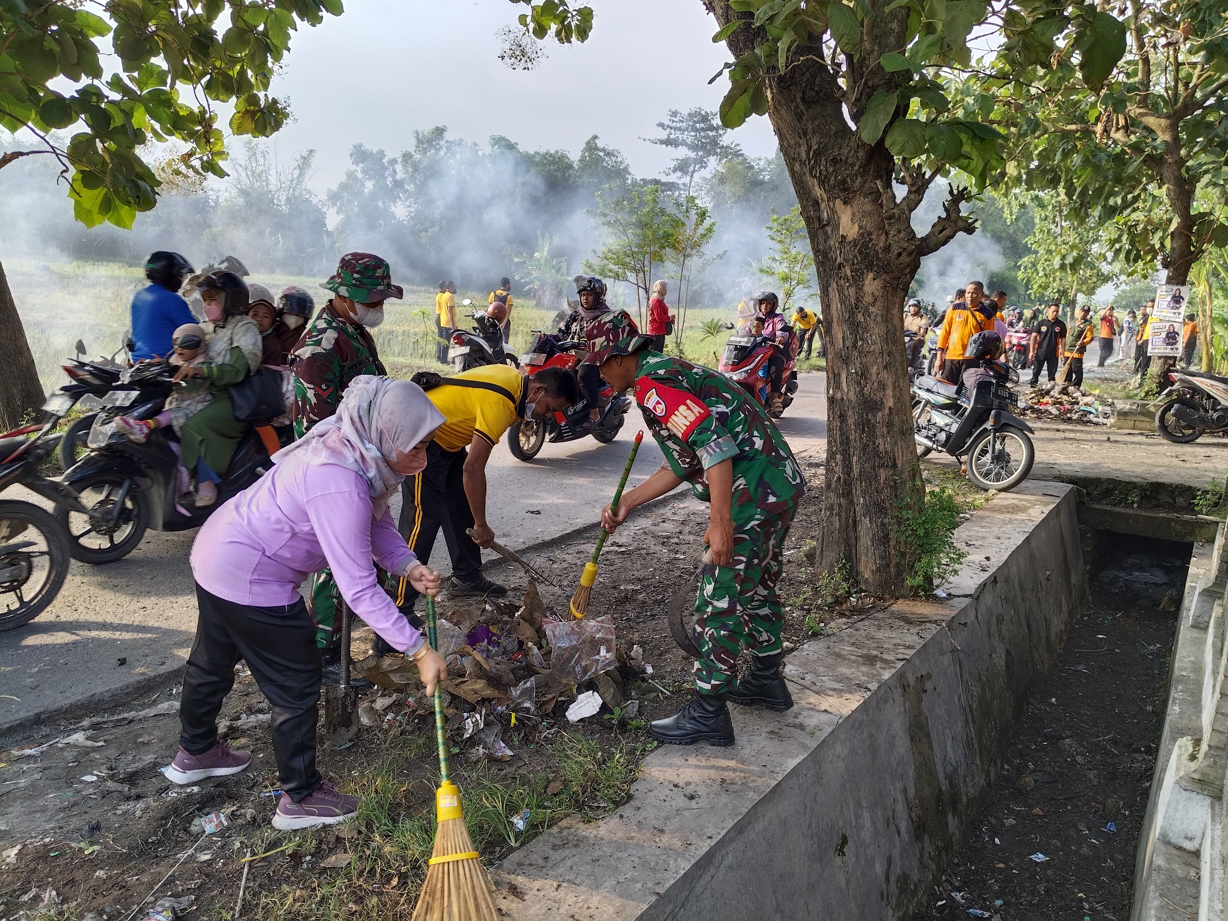 RESIK-RESIK: Sejumlah warga dan TNI saat bersih-bersih sejumlah titik strategis.