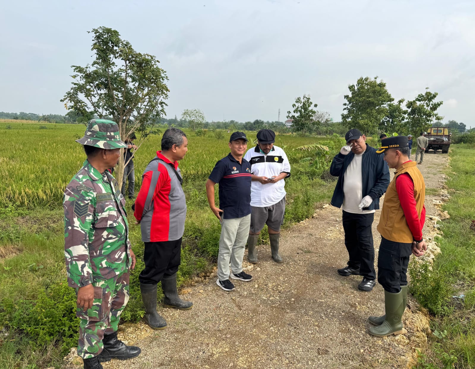 MENINJAU: Bupati Grobogan Setyo Hadi beserta Sekda Anang Armunanto, DLH dan Dinas PUPR saat meninjau bakal lokasi pendirian TPST di Godong.