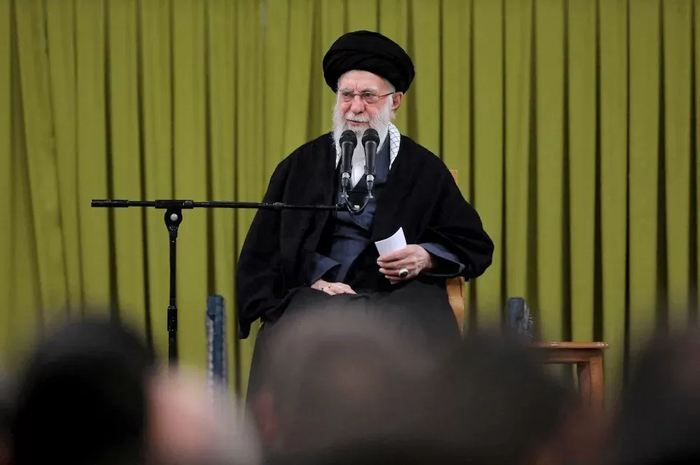 Pemimpin Tertinggi Iran Ayatollah Ali Khamenei berbicara dalam pertemuan di Teheran, Iran, 1 Februari 2026. 