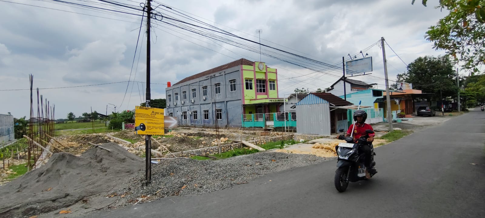 DICOPOT &ndash; Papan nama KDMP Kelurahan Kalongan, Kecamatan Purwodadi dicopot setelah proses pembangunan berhenti tidak dilanjutkan.