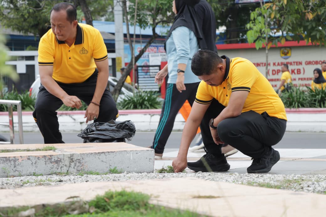 BERSIH &ndash; BERSIH &ndash; Kapolres Grobogan AKBP Ike Yulianto ikut membantu kegiatan bersih-bersih di Kota Purwodadi untuk menindaklanjuti Gerakan Indonesia ASRI, Jumat (6/2).
