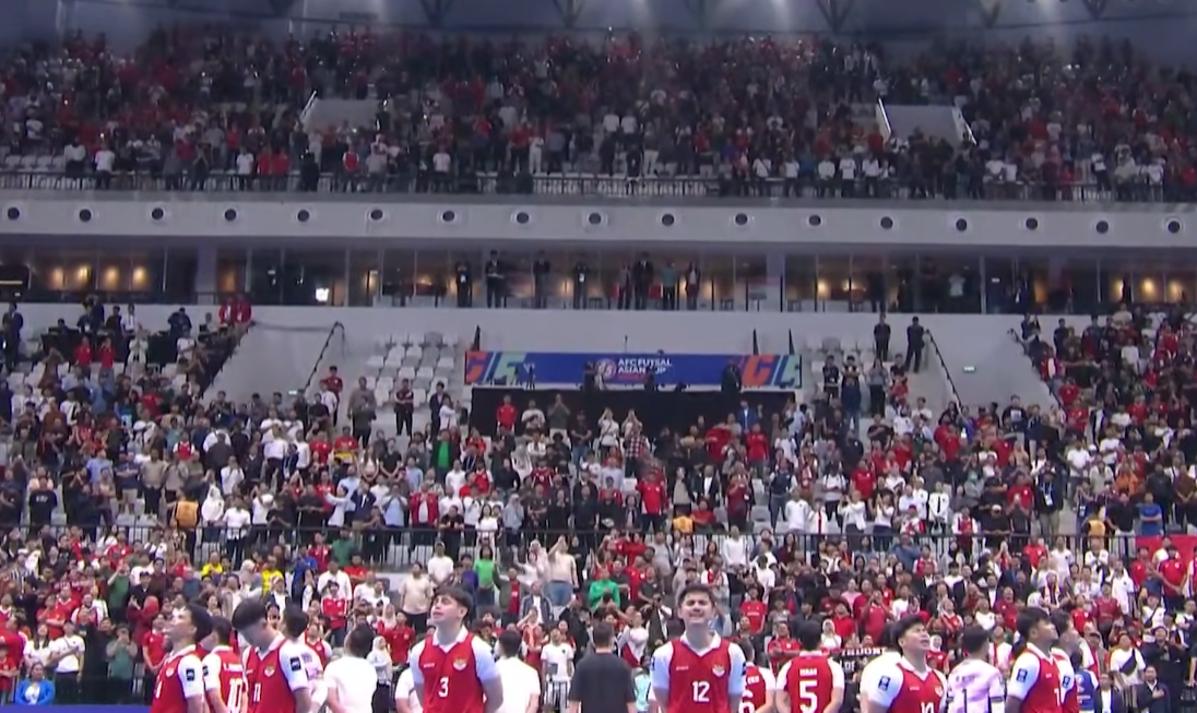 Timnas futsal Indonesia merayakan kemenangan bersama supporter setelah masuk final AFC futsal Asian Cup 2026