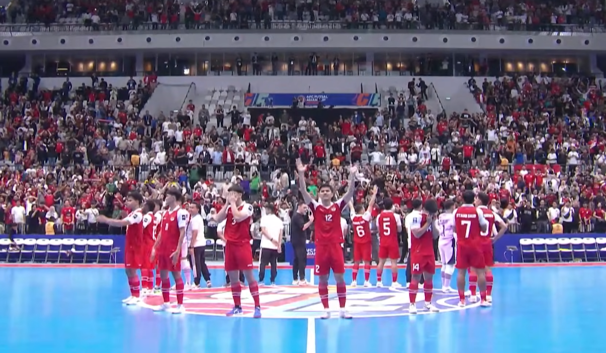 Full Supporter Timnas futsal Indonesia merayakan kemenangan bersama setelah masuk final AFC futsal Asian Cup 2026