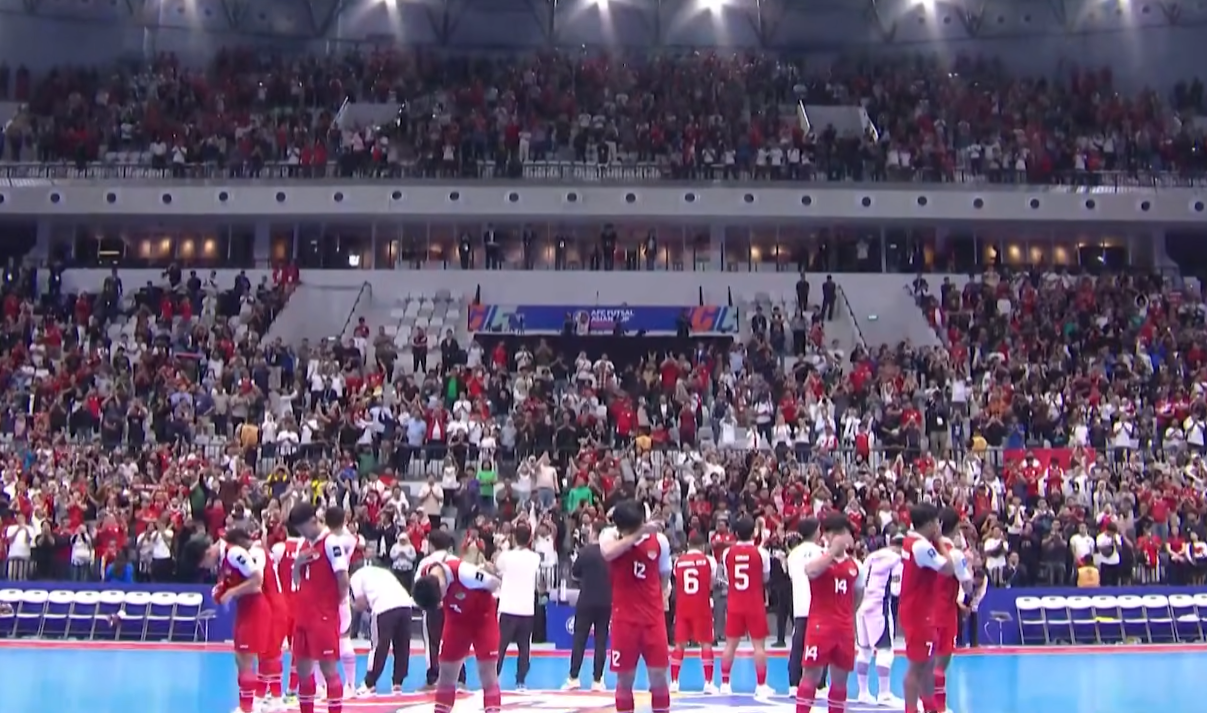 Timnas futsal Indonesia merayakan kemenangan bersama supporter setelah masuk final AFC futsal Asian Cup 2026