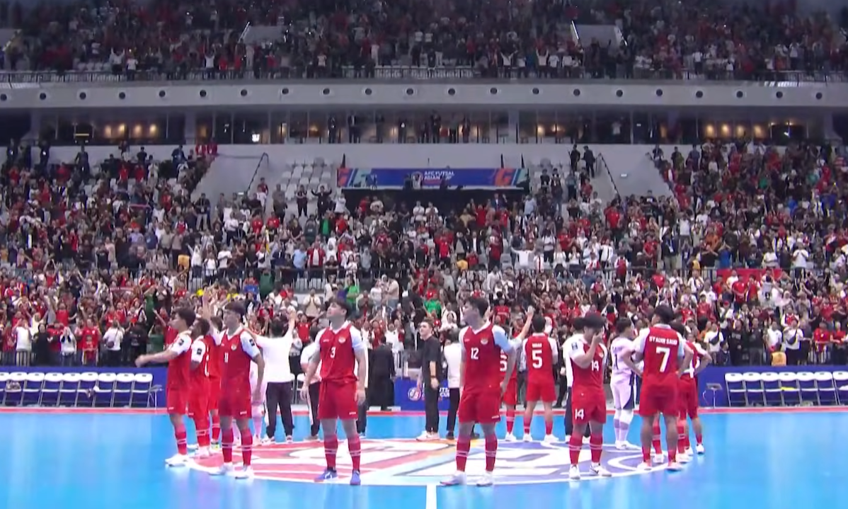 Timnas futsal Indonesia merayakan kemenangan bersama supporter setelah masuk final AFC futsal Asian Cup 2026