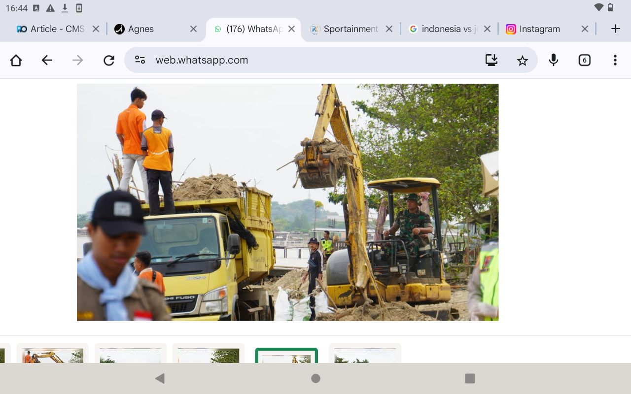 SERENTAK: Aksi bersih Pantai Telukawur.