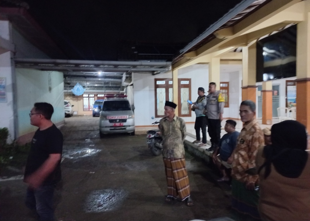 PEMERIKSAAN PSIKOLOGIS: Kondisi di pelataran Kompleks Balai Desa Tubanan tampak tegang pada Jumat (6/2) malam.