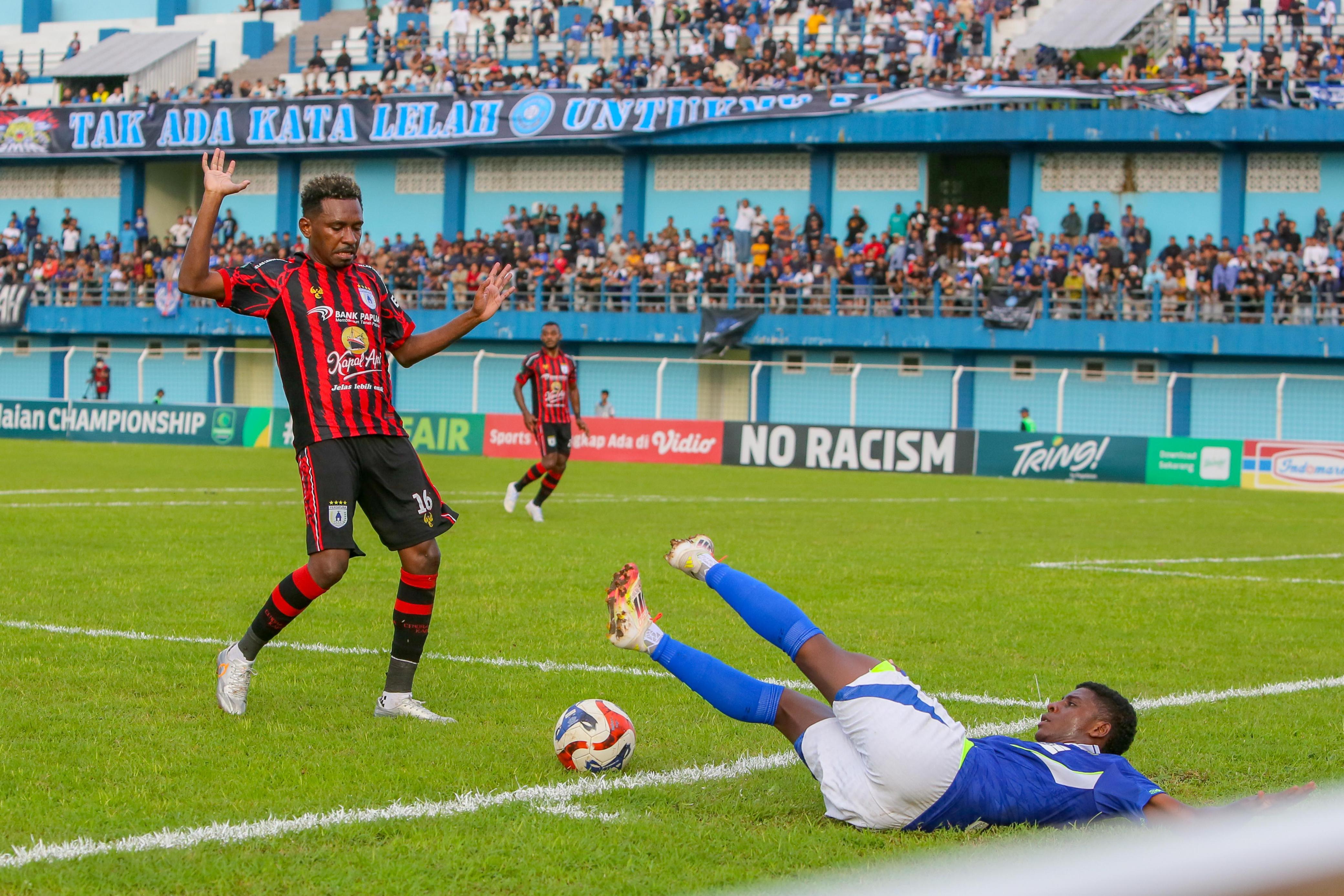 LAGA SENGIT: Pemain Persiku Hugo Samir (kanan) terjatuh usai berebut bola dengan pemain Persipura Alex Dusay (kiri)