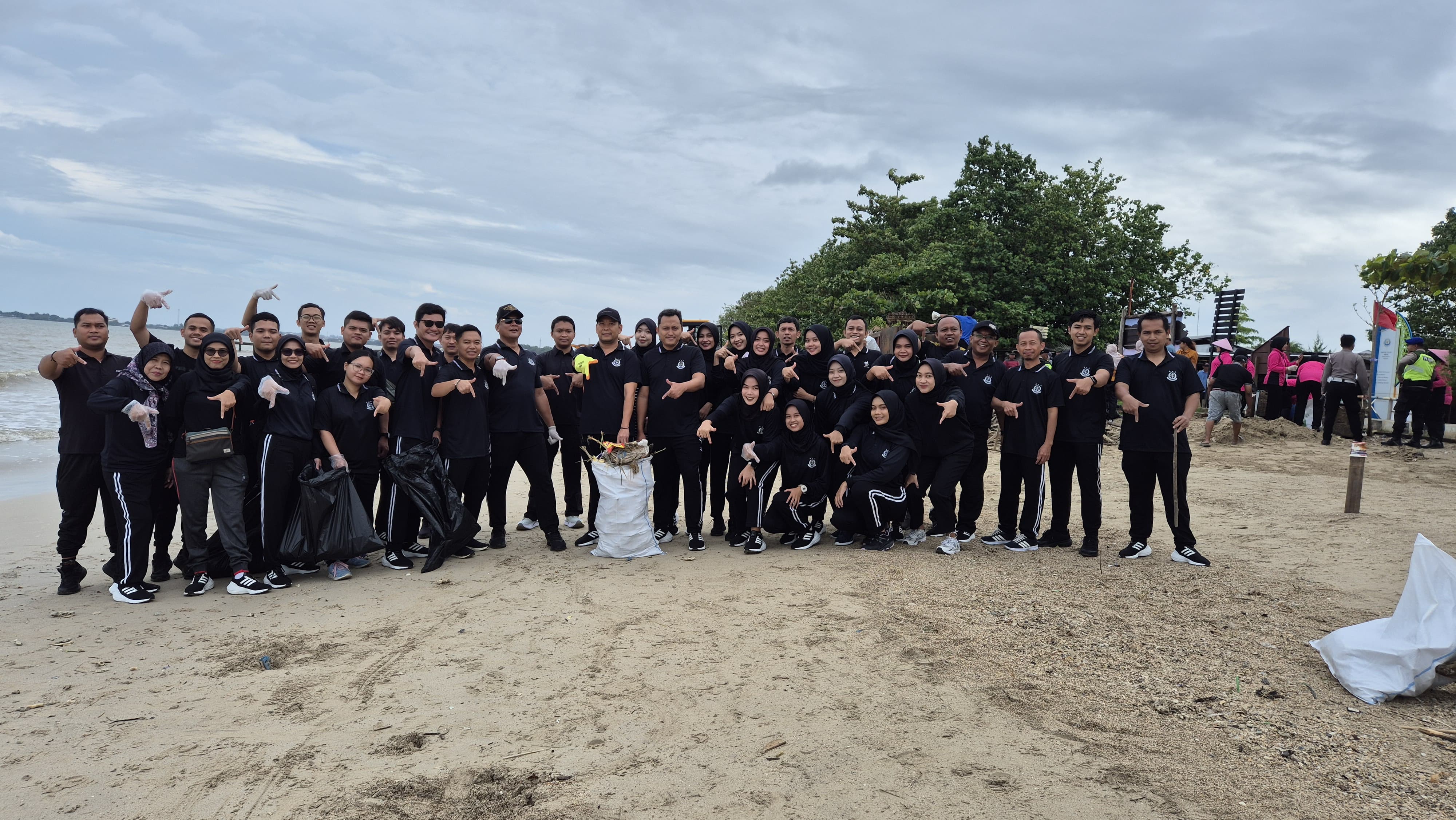 CINTA LINGKUNGAN: Kajari Jepara Agus Bagus Kade Kusimantara bersama jajarannya bersih pantai Telukawur, Tahunan, Jepara.