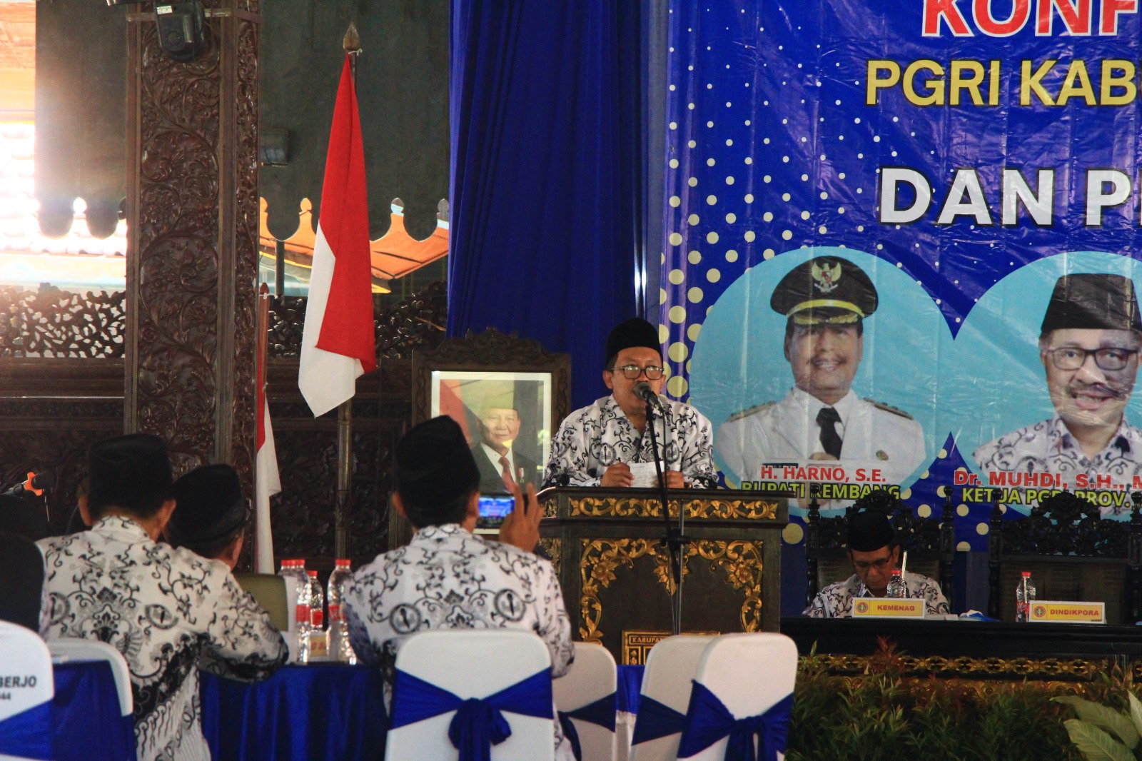 MOTIVASI: Kepala  Dindikpora Kabupaten Rembang Achmad Sholchan memberikan sambutan saat HUT PGRI baru-baru ini.