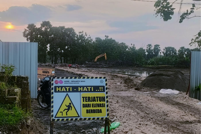 DIKEBUT: Aktifitas pembangunan SR di desa Kaliombo, jalan Rembang-Blora dikebut pekerjaan fisiknya.