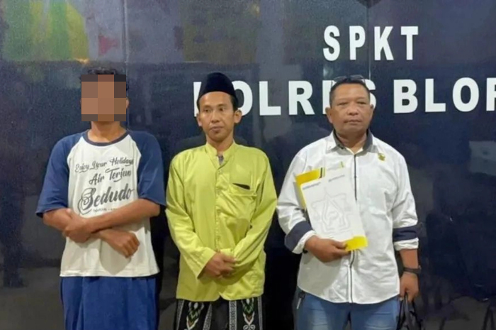 UPAYA HUKUM: MM (paling kiri) didampingi kuasa hukum laporan ke Polres Blora kasus pengeroyokan dan penyiksaan.