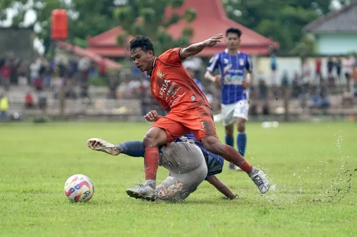 BERJIBAKU: Pemain PSIR Ilham Selano berjibaku mengamankan lini belakang dari serangan pemain Persebi Boyolali.