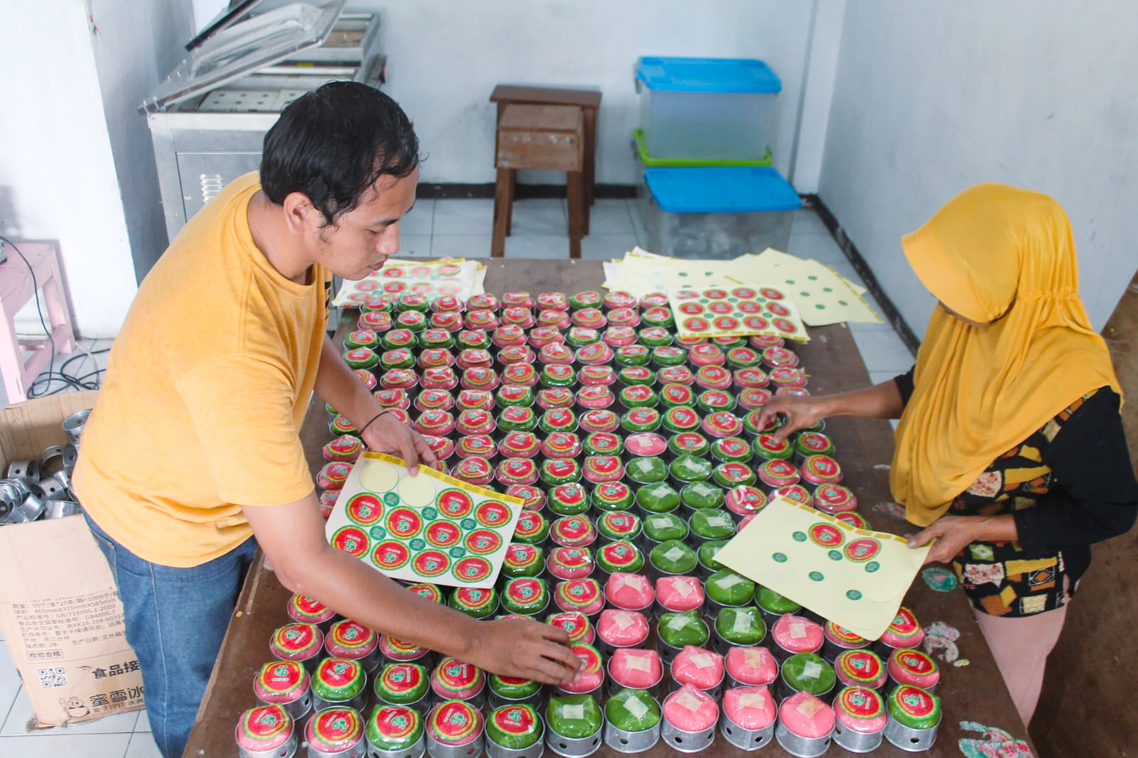 KUE KERANJANG: Toko Idjo Wirosari, Grobogan, saat memproduksi kue keranjang.