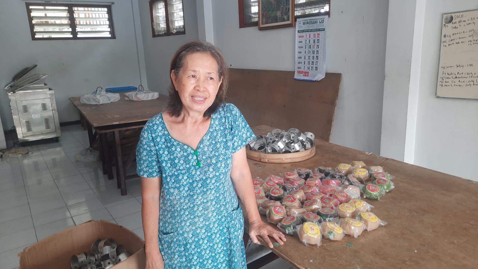 GENERASI KETIGA: Oei Gwat Tin atau Kristina saat memproduksi kue keranjang.