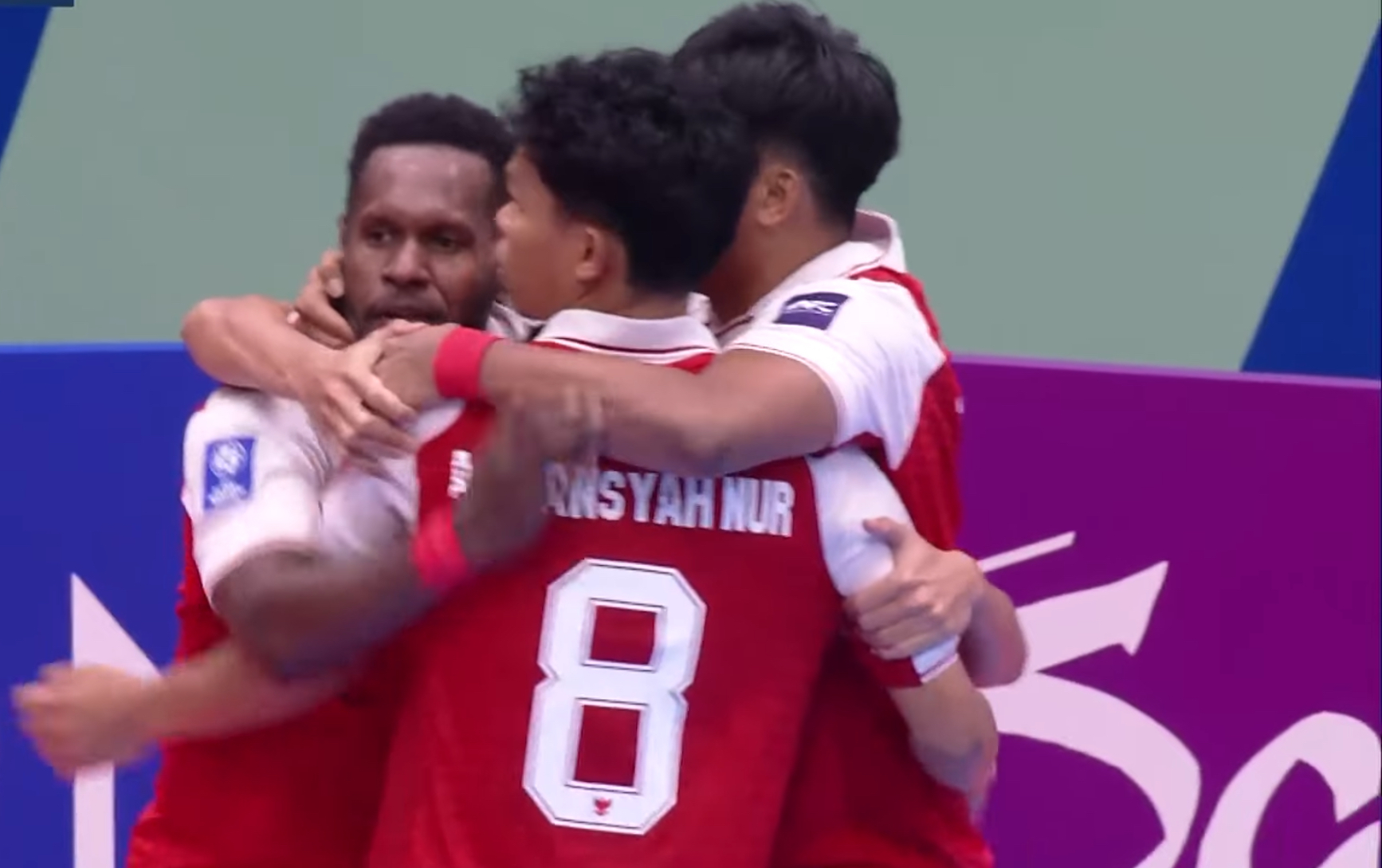 Timnas futsal Indonesia selebrasi saat berhasil mengalahkan Jepang