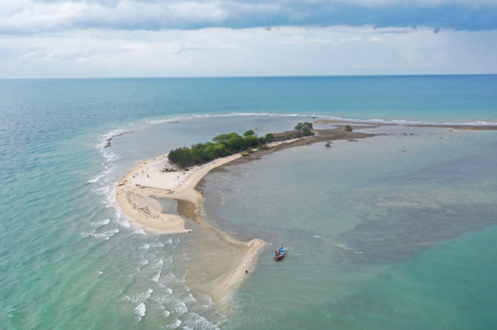 BUTUH PERHATIAN: Pulau Gede Rembang yang kondisi semakin berkurang akibat abrasi.