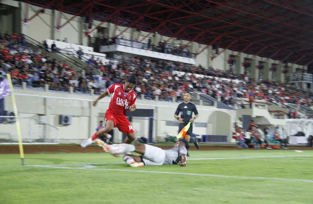 AGRESIF: Pemain Persijap Jepara Rahmat Hidayat mendapatkan sliding pemain Madura United pada Sabtu (7/2) malam.
