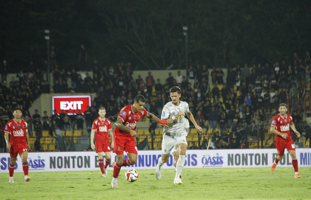 SENGIT: Charlos Franca mendapatkan pressing dari pemain Madura United Kerim Palic dalam laga kandang di GBK pada Sabtu (7/2).