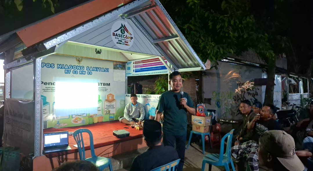 SHARING: Pihak Bhakti Sosial Djarum Foundation bersama paguyuban tukang bangunan diskusi terkait sanitasi aman di Desa Kesambi, Kamis (5/2). (ANDIKA TRISNA SAPUTRA/RADAR KUDUS)