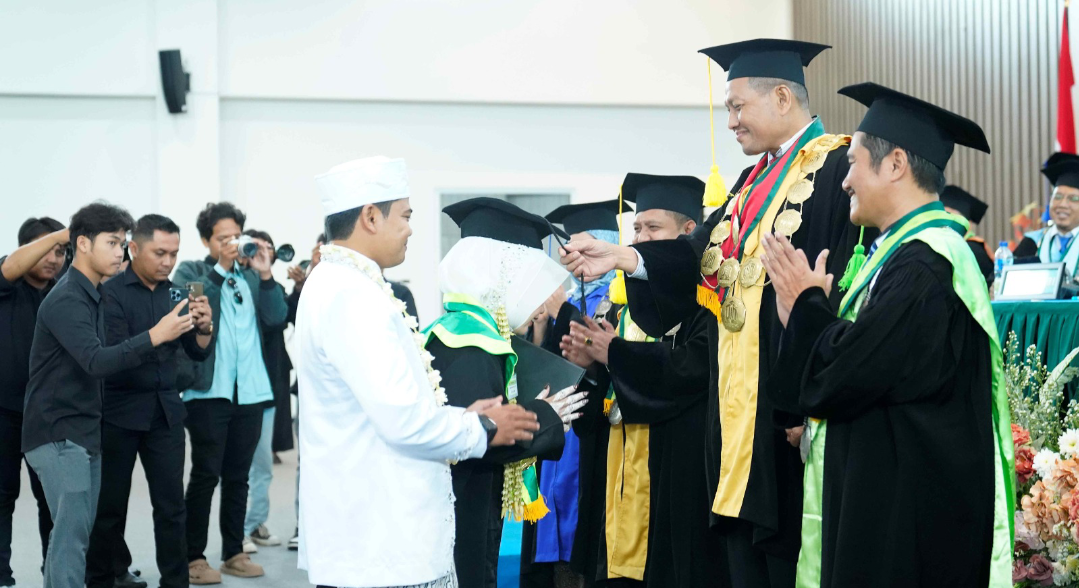 MOMEN LANGKA: Seorang mahasiswa menjalani prosesi pernikahan sekaligus diwisuda di hari yang sama, Kamis (5/2). (UIN SUNAN KUDUS UNTUK RADAR KUDUS)