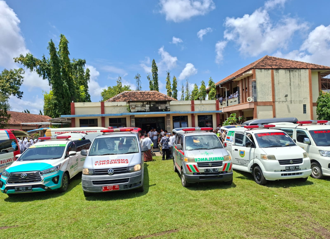 PENANGANAN: Kondisi kejadian ratusan siswa SMAN 2 Kudus saat diduga keracunan MBG belum lama ini. (ANDIKA TRISNA SAPUTRA/RADAR KUDUS)