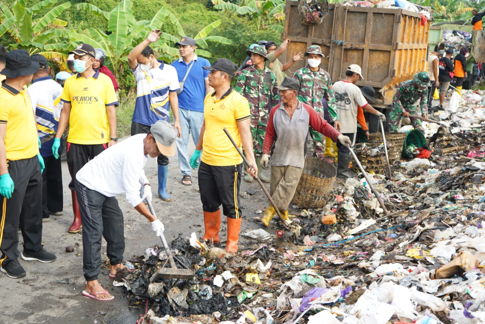BERSIHKAN SAMPAH &ndash; Puluhan anggota TNI dan Polri dibantu dengan alat berat melakukan aksi bersih sampah di Desa Kemloko, Kecamatan Godong .