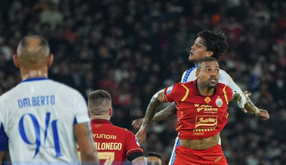 Duel pemain Persija dengan pemain Arema FC