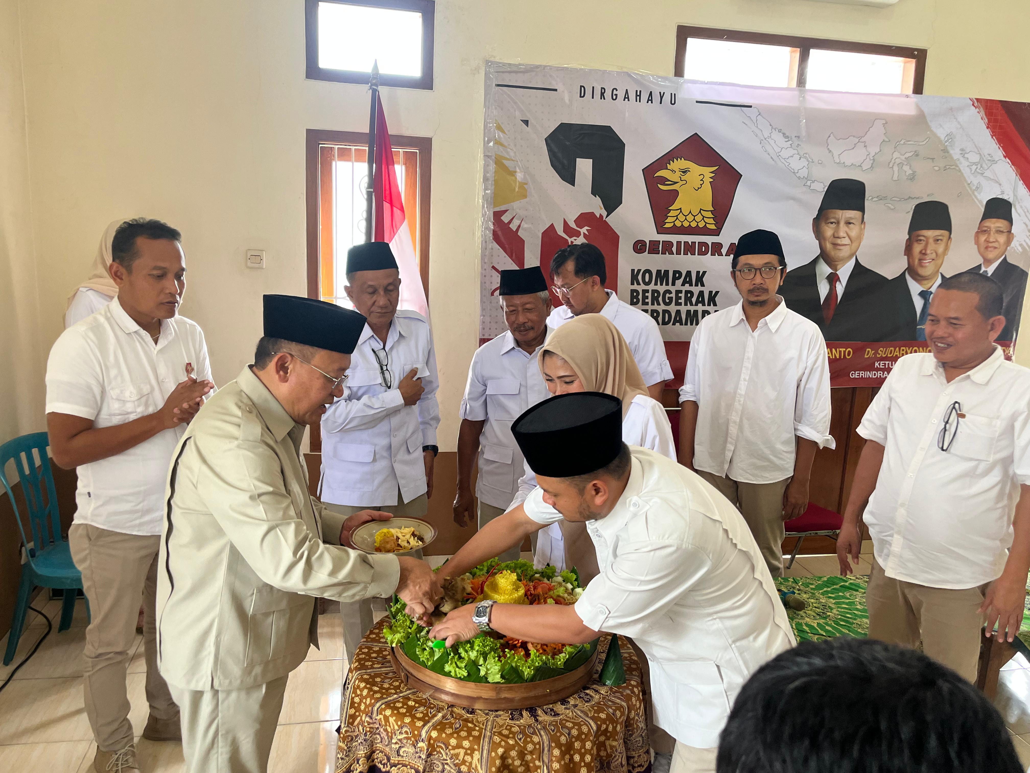 POTONG TUMPENG &ndash; Ketua DPC Gerindra Grobogan Sugeng Prasetyo memotong tumpeng dalam rangka HUT Gerindra ke 18 di kantor DPC Gerindra setempat, Sabtu (7/2).