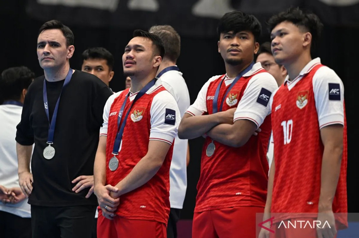 Pemain Timnas futsal Indonesia Samuel Eko (kedua kiri) bersama rekannya Firman Adriansyah (kanan), Syauqi Saud (kedua kanan) dan pelatih Hector Souto (kiri).  &nbsp;