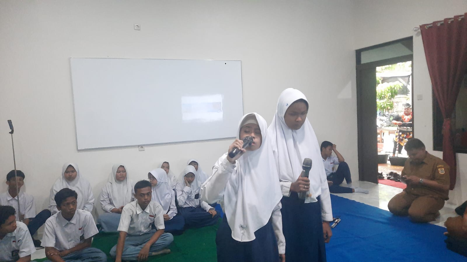 PUITIS: Anak SLB B YPLB Danyang saat menampilkan pembacaan puisi di HUT ke-80 PWI Grobogan.